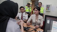 Dengan momentum lebaran yang semakin dekat dan juga tentunya semakin perlu pelayanan yang maksimal. Lion Group menyebutkan pihaknya bekerja sama dengan Badan Narkotika Nasional Provinsi (BNNP) Banten untuk memastikan semua awak kabin terbebas dari pengaruh zat berbahaya itu.
