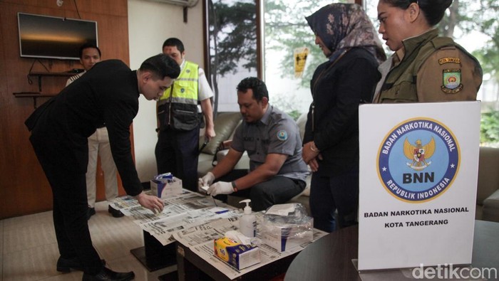 Jamin Keselamatan Penumpang, Kru Lion Group Jalani Tes Urine Awak kabin Lion Group menjalani tes urine oleh BNNP Banten di Bandara Soekarno-Hatta, Tangerang, Senin (24/3/3025). Pemeriksaan kesehatan dilakukan sebelum awak kabin diperbolehkan terbang.