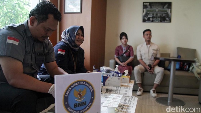 Jamin Keselamatan Penumpang, Kru Lion Group Jalani Tes Urine Awak kabin Lion Group menjalani tes urine oleh BNNP Banten di Bandara Soekarno-Hatta, Tangerang, Senin (24/3/3025). Pemeriksaan kesehatan dilakukan sebelum awak kabin diperbolehkan terbang.