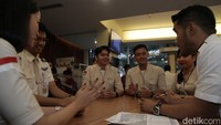 Dari pantauan detikTravel di tempat medical check up, banyak awak kabin yang bergantian melakukan pengetesan kesehatan tersebut. Mulai dari awak kabin Batik Air, Wings Air hingga Super Air Jet. Usai lolos tes kesehatan, awak kabin Lion Group menjalani briefing sebelum terbang. Briefing meliputi laporan cuaca terkini serta pemeriksaan dokumen awak kabin.