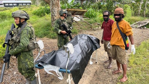 Seorang guru tewas dan 6 guru lainnya terluka diserang OPM di Yahukimo, Papua Pegunungan. Korban tewas dan luka-luka telah dievakuasi prajurit TNI.