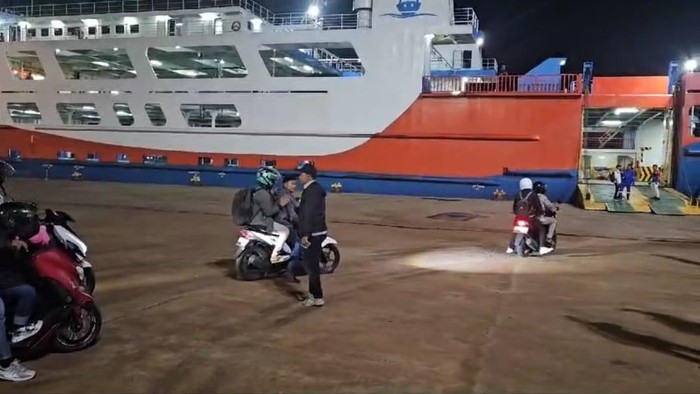 Kakorlantas Polri Irjen Agus Suryonugroho memantau kondisi di Pelabuhan Ciwandan pada Jumat (23/3) hingga Sabtu (24/3) dini hari.