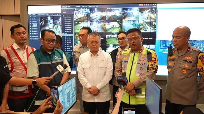 Kakorlantas Polri Irjen Agus Suryonugroho melakukan pemantauan Pelabuhan Merak saat hari pertama pelaksanaan Operasi Ketupat 2025. (Dok. Istimewa)