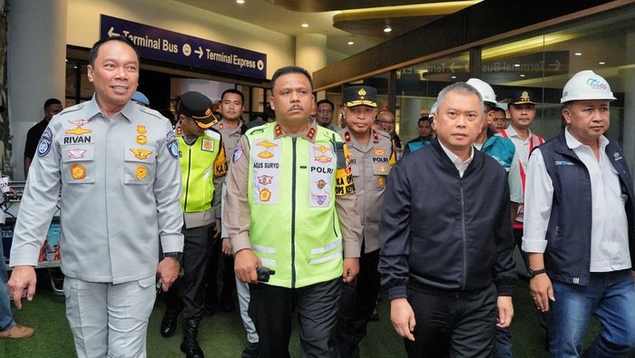 Kakorlantas Polri Irjen Agus Suryonugroho, Menhub Dudy Purwagandhi, Dirut Jasa Raharja Rivan Purwantono dan Dirut ASDP Heru Widodo survei pelabuhan BBJ (Bandar Bakau Jaya) (Dok Istimewa)