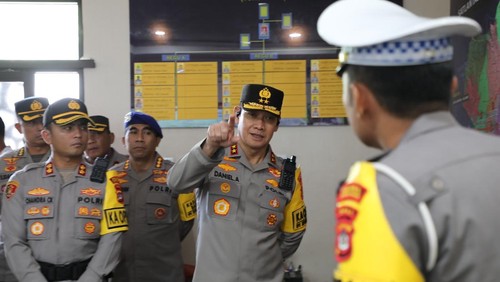 Kapolda Bali Irjen Daniel Adityajaya mengecek Pos Terpadu Idul Fitri Adipura dan Pos  Pelayanan Idul Fitri Selabih di Kabupaten Tabanan, Senin (24/3/2025).