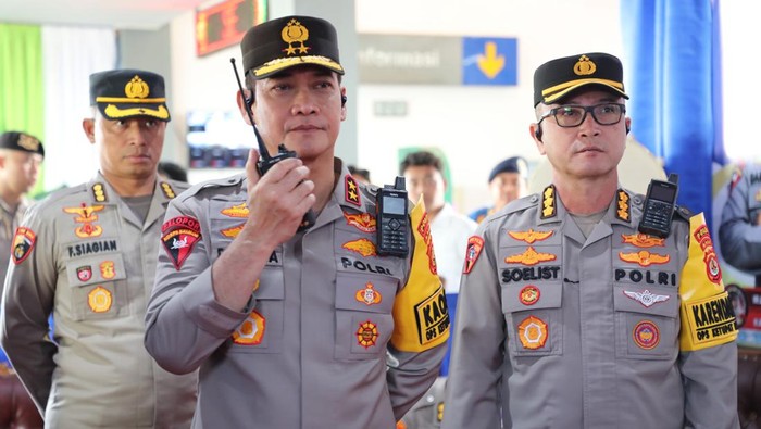 Kapolda Bali, Irjen Daniel Adityajaya, mengecek kesiapan pengamanan Lebaran 2025 di Terminal Mengwi, Badung, Bali, Senin (24/3/2025).