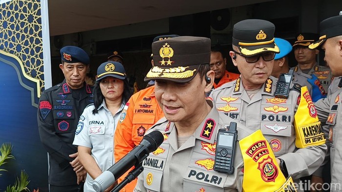 Kapolda Bali Irjen Daniel Adityajaya meninjau arus mudik di Pelabuhan Gilimanuk, Jembrana, Bali, Senin (24/3/2025). (Foto: I Putu Adi Budiastrawan/detikBali)
