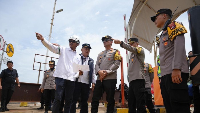 Kapolda Banten Irjen Suyudi Ario Seto mengecek Pelabuhan Merak dan Ciwandan memastikan arus mudik lancar.