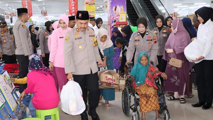 Kapolres Grobogan AKBP Ike Yulianto beserta Ketua Bhayangkari Cabang Grobogan, Ratih Ike Yulianto mengajak sejumlah lansia untuk berbelanja kebutuhan Hari Raya Idul Fitri. Foto diunggah Senin (24/3/2025).