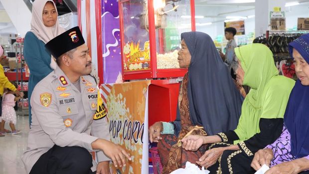 Kapolres Grobogan AKBP Ike Yulianto beserta Ketua Bhayangkari Cabang Grobogan, Ratih Ike Yulianto mengajak sejumlah lansia untuk berbelanja kebutuhan Hari Raya Idul Fitri. Foto diunggah Senin (24/3/2025).