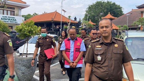 Kejati Bali tetapkan Pejabat Fungsional Penata Kelola Bangunan Gedung dan Kawasan Permukiman Bidang Tata Bangunan Dinas PUTR Buleleng Ngakan Anom Diana Kesuma alias NADK sebagai tersangka, Senin (24/3/2025).