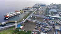 Foto udara sejumlah kendaraan antre memasuki kapal di Pelabuhan Gilimanuk, Jembrana, Bali, Senin (24/3/2025).