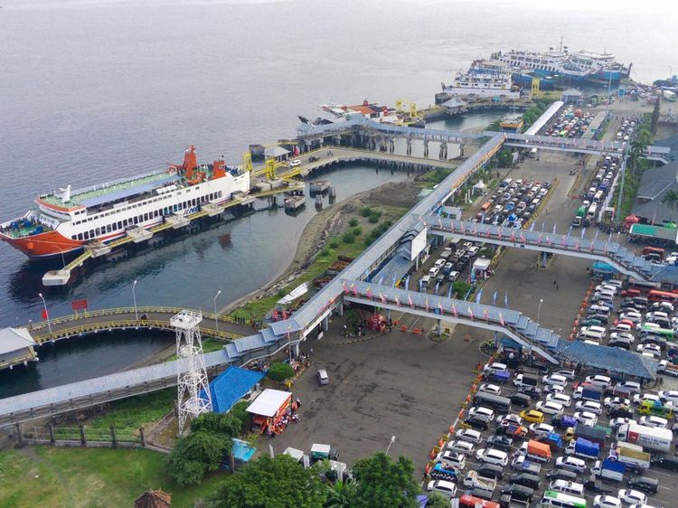 Foto Udara Kepadatan Kendaraan di Pelabuhan Gilimanuk
