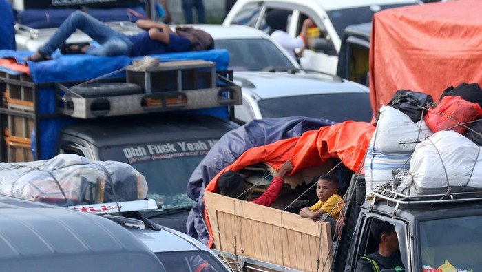 Kepadatan kendaraan di Pelabuhan Gilimanuk Foto udara sejumlah kendaraan antre memasuki kapal di Pelabuhan Gilimanuk, Jembrana, Bali, Senin (24/3/2025). Melonjaknya volume kendaraan arus mudik Idul Fitri dari Bali menuju Jawa, menyebabkan antrean panjang hingga enam jam untuk memasuki kapal. ANTARA FOTO/Budi Candra Setya/Spt.