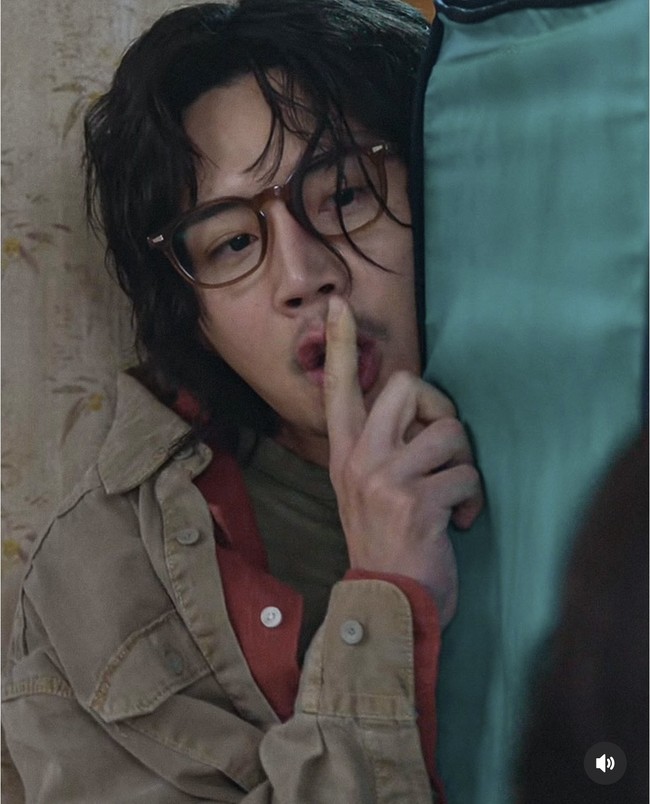 Chung Seob (pemain Kim Seon Ho) merupakan pacar dari anak pemilik kosan yang ditempati Geum Myeong (pemain IU). Pertemuan pertama mereka terbilang kocak dan canggung. Chung Seob diminta bersembunyi di kamar Geum Myeong karena sang pemilik kosan tiba-tiba pulang. Foto: dok. Instagram @kimseonhodaily_