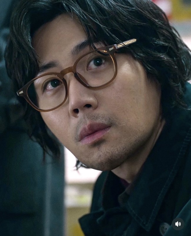 Penampilan Kim Seon Ho di drama Korea When Life Gives You Tangerines membuat penggemar pangling. Untuk pertama kalinya, sang aktor tampil dengan rambut gondrong, memiliki jenggot dan kumis tipis. Foto: dok. Instagram @kimseonhodaily_