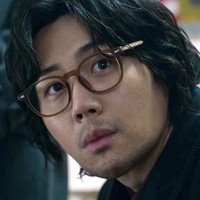 Penampilan Kim Seon Ho di drama Korea When Life Gives You Tangerines membuat penggemar pangling. Untuk pertama kalinya, sang aktor tampil dengan rambut gondrong, memiliki jenggot dan kumis tipis. Foto: dok. Instagram @kimseonhodaily_