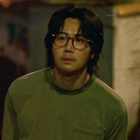 Dalam babak ketiga drama Korea When Life Gives You Tangerines, Kim Seon Ho dikenalkan sebagai Park Chung Seob. Seorang mahasiswa seni dan pelukis reklame, yang bekerja sambilan di bioskop. Foto: dok. Instagram @kimseonhodaily_