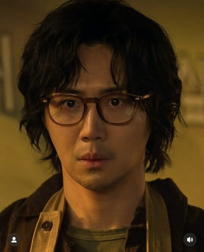 Mengingat karakter IU putus dengan kekasihnya karena masalah restu, penonton berharap dia akhirnya akan bersanding dengan karakter Kim Seon Ho yang diam-diam menaruh hati padanya. Kim Seon Ho dipastikan tampil kembali dalam babak keempat When Life Gives You Tangerines. menyelesaikan wajib militer. Foto: dok. Instagram @kimseonhodaily_