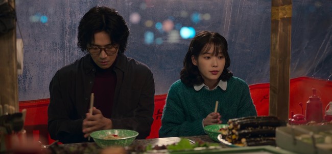 Seiring perkembangan cerita, karakter Kim Seon Ho dan IU semakin dekat. Keduanya bertemu kembali saat Geum Myeong sedang mencari pekerjaan dan Chung Seob membantunya untuk bekerja sambilan sebagai penjaga loket bioskop. Foto: dok. Netflix