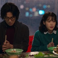 Seiring perkembangan cerita, karakter Kim Seon Ho dan IU semakin dekat. Keduanya bertemu kembali saat Geum Myeong sedang mencari pekerjaan dan Chung Seob membantunya untuk bekerja sambilan sebagai penjaga loket bioskop. Foto: dok. Netflix