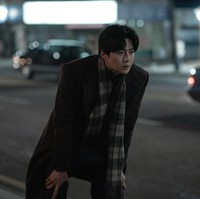 Inilah transformasi Kim Seon Ho sebagai Chung Seob dalam babak pamungkas When Life Gives You Tangerines. Tak lagi berambut gondrong dan punya kumis tipis. Karakter Chung Seob terlihat lebih clean setelah menyelesaikan masa wajib militer. Foto: dok. Netflix