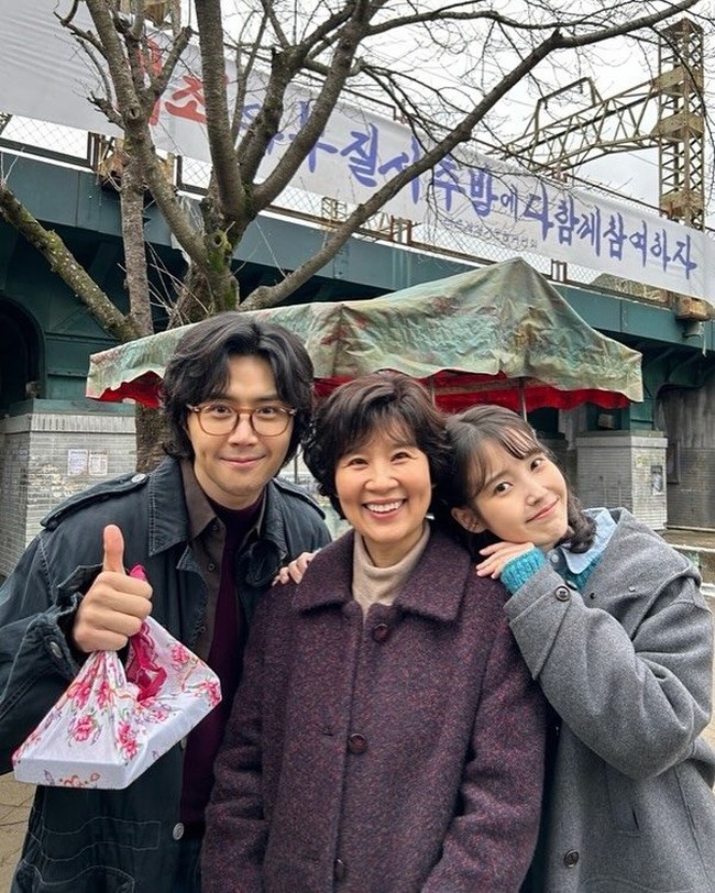 Saat Kim Seon Ho dikabarkan menjadi cameo drama Korea When Life Gives You Tangerines, tak sedikit penonton yang berspekulasi bahwa karakternya, Chung Seob akan menjadi suami Geum Myeong. Foto: dok. Instagram @dlwlrma