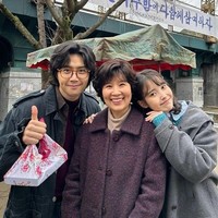 Saat Kim Seon Ho dikabarkan menjadi cameo drama Korea When Life Gives You Tangerines, tak sedikit penonton yang berspekulasi bahwa karakternya, Chung Seob akan menjadi suami Geum Myeong. Foto: dok. Instagram @dlwlrma