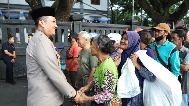 Kolaborasi Kapolresta Malang Kota, Forkopimda dan Mahasiswa gelar baksos dan kerja bakti depan DPRD Kota Malang