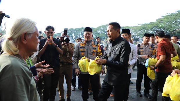 Kolaborasi Kapolresta Malang Kota, Forkopimda dan Mahasiswa gelar baksos dan kerja bakti depan DPRD Kota Malang