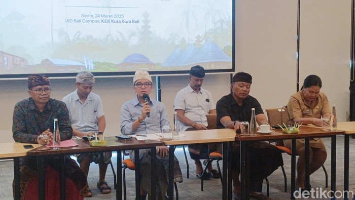 Komisaris Utama PT BTID Tantowi Yahya saat konferensi pers di UID Campus Kura-Kura Bali, Serangan, Denpasar, Bali, Senin (24/5/2025). (Foto: Ni Made Lastri Karsiani Putri/detikBali)