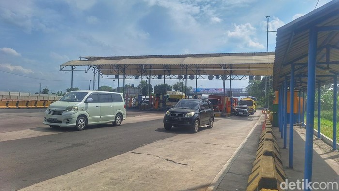 Kondisi arus lalu lintas di Exit Tol Cileunyi, Kabupaten Bandung, Senin (24/3/2025).