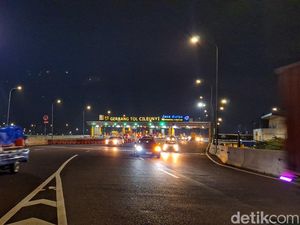 Suasana Malam di GT Cileunyi Bandung, Pemudik Mulai Ramai