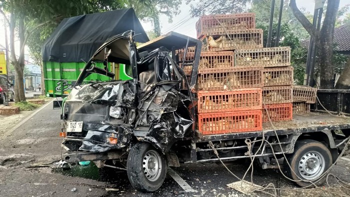 Kondisi mobil pikap yang ringsek akibat kecelakaan tunggal menabrak pohon di Temanggung, Senin (24/3/2025).