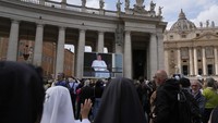 Menurut dokternya, Dr. Luigi Carbone, Paus membutuhkan waktu setidaknya dua bulan untuk pemulihan. Ia harus menghindari pertemuan besar dan membatasi aktivitas fisik agar kondisinya stabil. (AP Photo/Gregorio Borgia)  