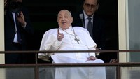 Dengan menggunakan kursi roda, seperti yang dilakukannya selama beberapa tahun, ia tersenyum dan melambaikan tangan kepada sekelompok simpatisan yang berkumpul di luar. (AP Photo/Domenico Stinellis)  