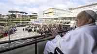 Paus Fransiskus melambaikan tangan saat muncul di jendela Poliklinik Agostino Gemelli di Roma, Minggu (23/5/2025). (Francesco Sforza/Vatican press office via AP)  