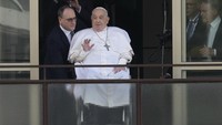 Paus 88 tahun itu menyapa dan memberkati umatnya dari jendela RS sebelum kembali ke Vatikan. (AP Photo/Andrew Medichini)  