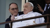 Ini menjadi momen publik pertama sejak infeksi di kedua paru-parunya sempat dua kali mengancam nyawanya. (AP Photo/Riccardo De Luca)  
