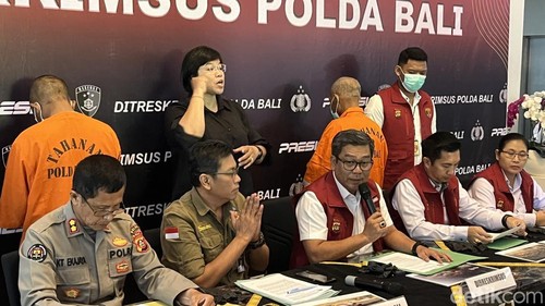 Konferensi pers penangkapan pelaku penyelundupan penyu di Ditreskrimsus Polda Bali, Denpasar, Senin (24/3/2025).