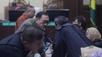 Sementara Anjar divonis 4 tahun penjara dan denda Rp 200 juta subsider 6 bulan kurungan.