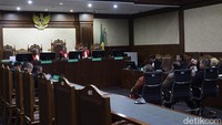 William dihukum 6 tahun penjara, denda Rp 500 juta subsider 9 bulan kurungan dan membayar uang pengganti Rp 17.944.580.000 subsider 3 tahun kurungan.