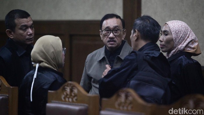 Korupsi Rp 20 M, Eks Sestama Basarnas Dihukum 6 Tahun Penjara Mantan Sekretaris Utama (Sestama) Badan SAR Nasional (Basarnas), Max Ruland Boseke (tengah, jaket coklat) bersama Direktur CV Delima Mandiri sekaligus penerima manfaat PT Trikarya Abadi Prima, William Widarta (kanan, baju hitam) dan mantan Kasubdit Pengawakan dan Perbekalan Direktorat Sarana dan Prasarana Badan SAR sekaligus pejabat pembuat komitmen (PPK) Basarnas tahun anggaran 2014 Anjar Sulistiyono mengikuti sidang putusan (vonis) di Pengadilan Tipikor Jakarta Pusat, Senin (24/3/2025).