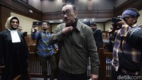 Max Ruland Boseke dihukum 5 tahun penjara, denda Rp 500 juta dan membayar uang pengganti Rp 2,5 miliar.