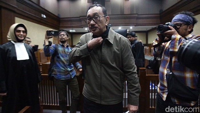 Mantan Sekretaris Utama (Sestama) Badan SAR Nasional (Basarnas), Max Ruland Boseke (tengah, jaket coklat) bersama Direktur CV Delima Mandiri sekaligus penerima manfaat PT Trikarya Abadi Prima, William Widarta (kanan, baju hitam) dan mantan Kasubdit Pengawakan dan Perbekalan Direktorat Sarana dan Prasarana Badan SAR sekaligus pejabat pembuat komitmen (PPK) Basarnas tahun anggaran 2014 Anjar Sulistiyono mengikuti sidang putusan (vonis) di Pengadilan Tipikor Jakarta Pusat, Senin (24/3/2025).