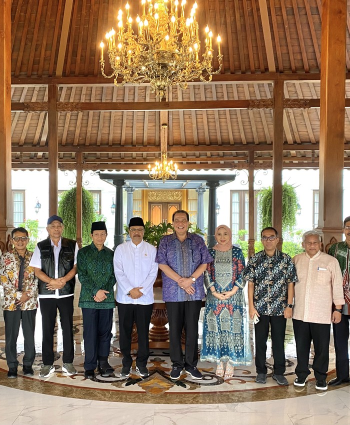 Lima di tengah, dari kiri berbaju hijau, Menag Nasaruddin Umar, Mensos Gus Ipul (putih), Chairul Tanjung, Anita Tanjung, Mendikti Brian Yuliarto.
