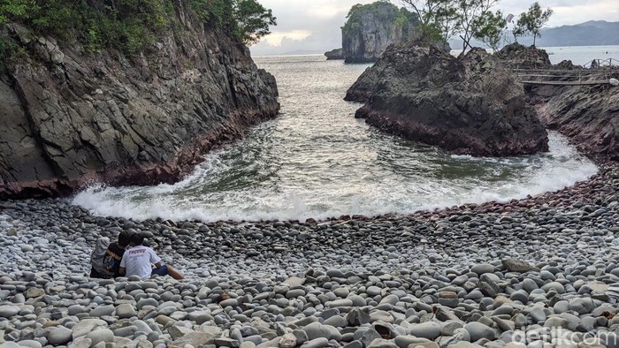 Lembah Watu Pawon di Pantai Kuyon, Kecamatan Panggul