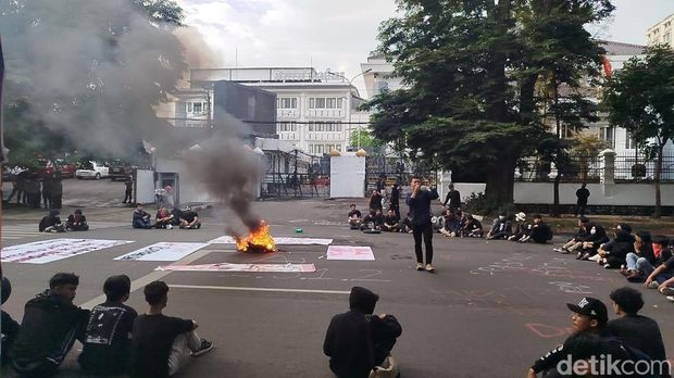 Mahasiswa di Bandung demo minta UU TNI dicabut.