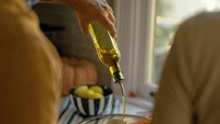 Sebelum memasuki 1990an, minyak zaitun atau olive oil hanya dijual dengan kuran botol kecil. Pun harganya yang dibanderol mahal membuat bahan ini termasuk makanan mewah pada masanya. Foto: Bored Panda