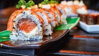 Hingga awal 1990an, sushi dianggap makanan khas Jepang yang eksklusif dan mahal harganya. Kini banyak restoran yang menawarkan sushi dengan harga terjangkau hingga sebagian yang dijajakan di supermarket. Foto: Bored Panda